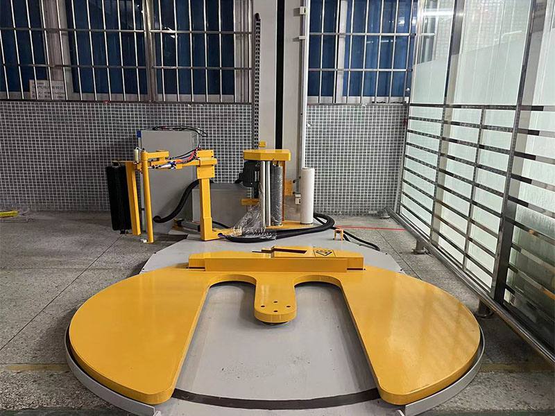 M型托盤纏繞機專為叉車通行設計，