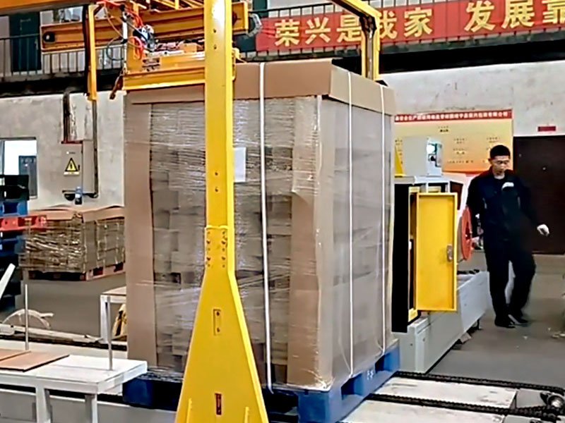 穿劍打包機托盤捆扎機上線，解決大件貨物出庫打包“最后一道難題”